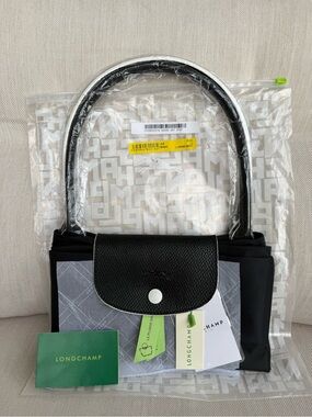 NWT Longchamp Le Pliage large black nylon tote bag with white trim accents 
く